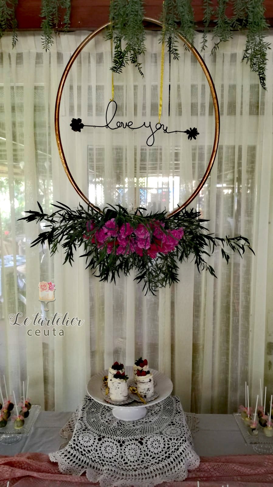 Mesa dulce para boda con aro de flores. Le tartelier Ceuta